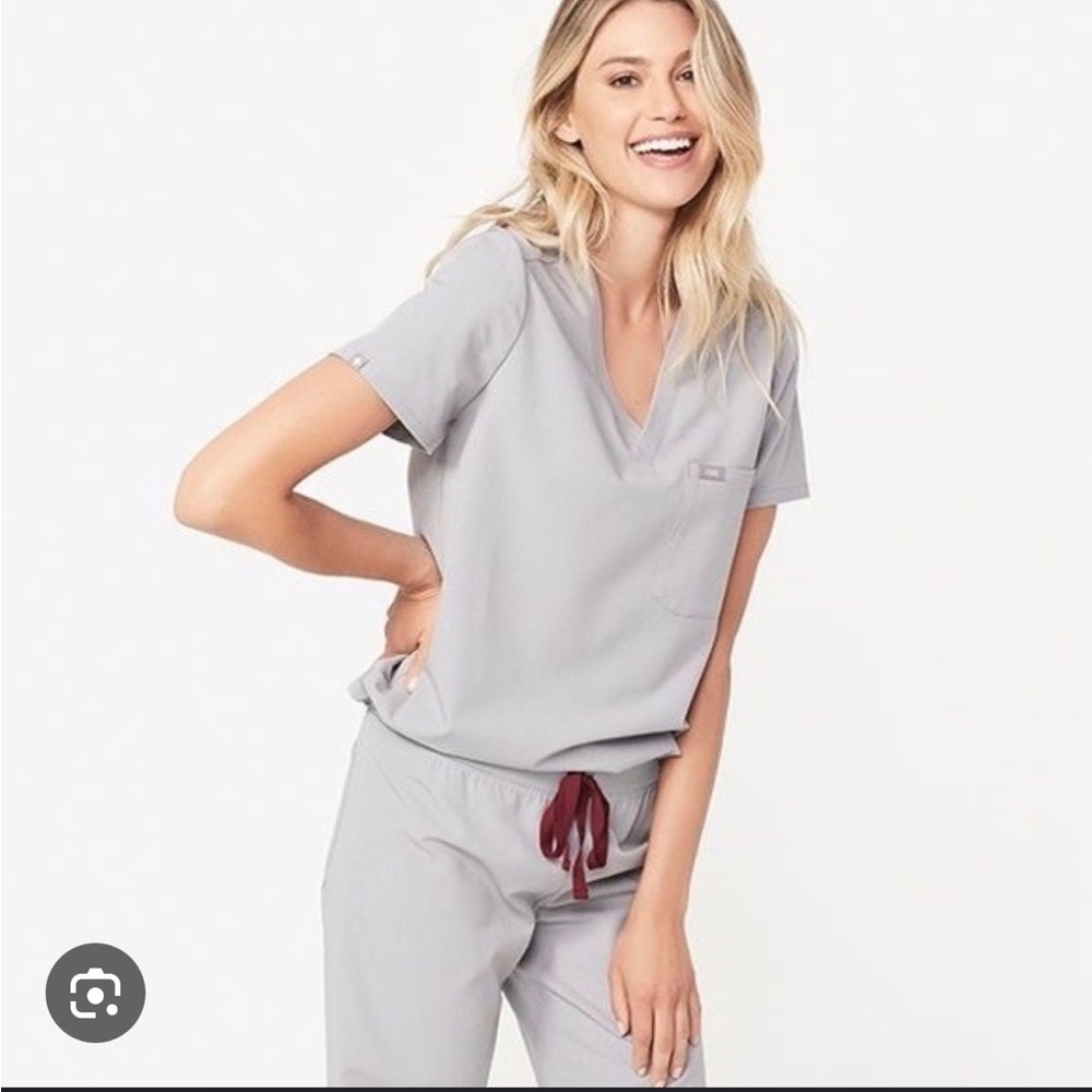 XS Catarina Figs Scrub Top in Cement